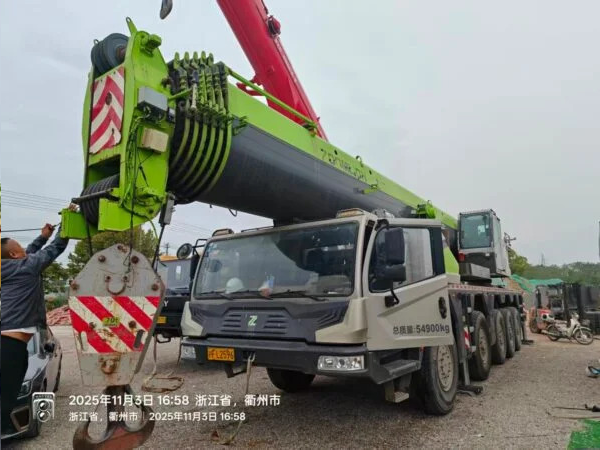 ONE UNIT ZOOMLION 200-TON TRUCK CRANE