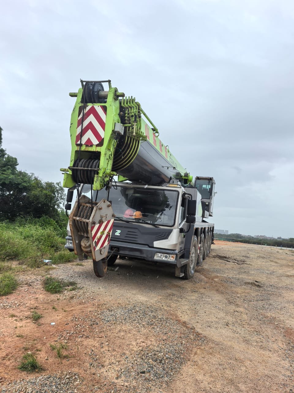 ONE UNIT ZOOMLION 200T TRUCK CRANE - Image 6