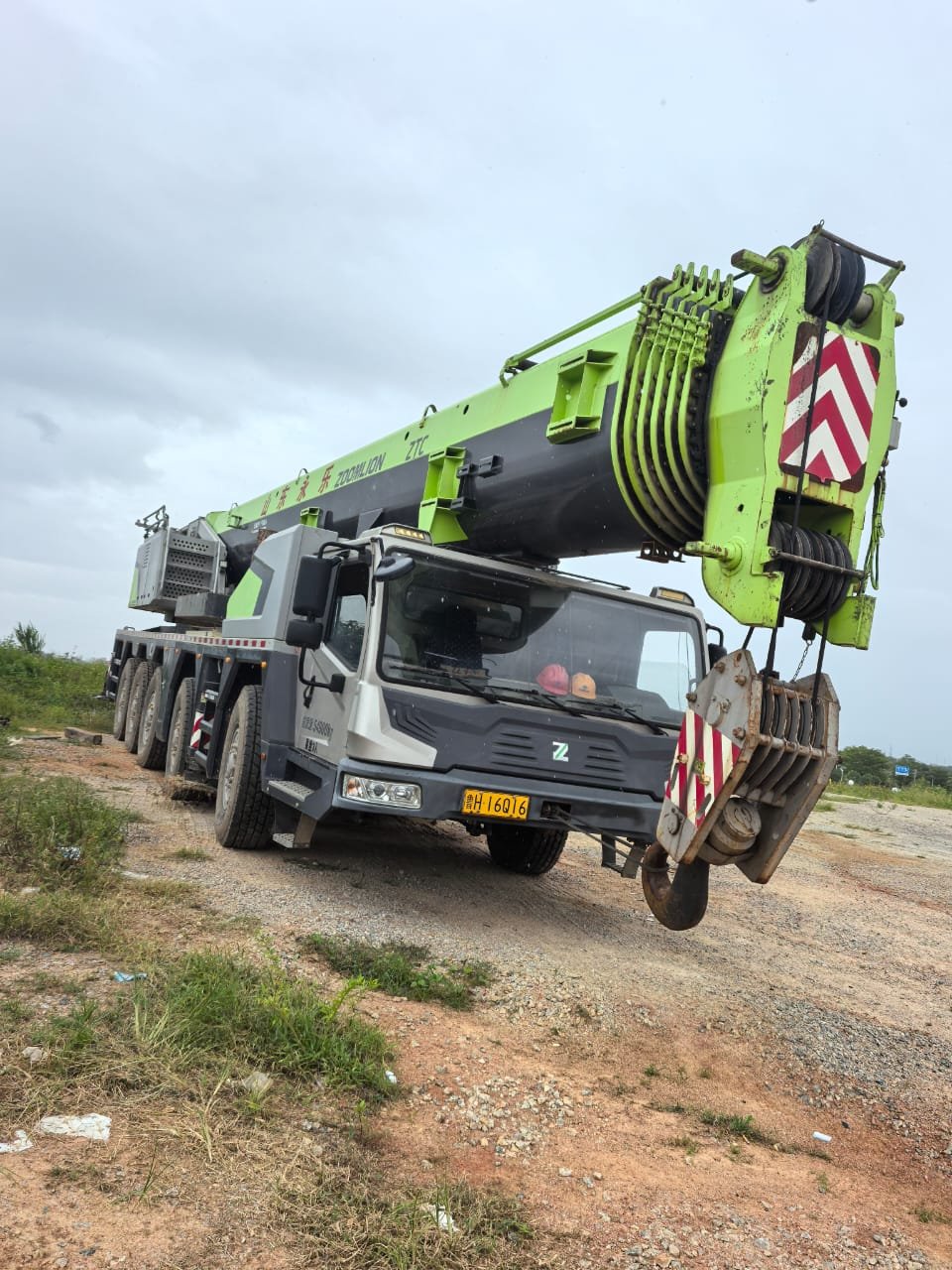 ONE UNIT ZOOMLION 200T TRUCK CRANE - Image 5