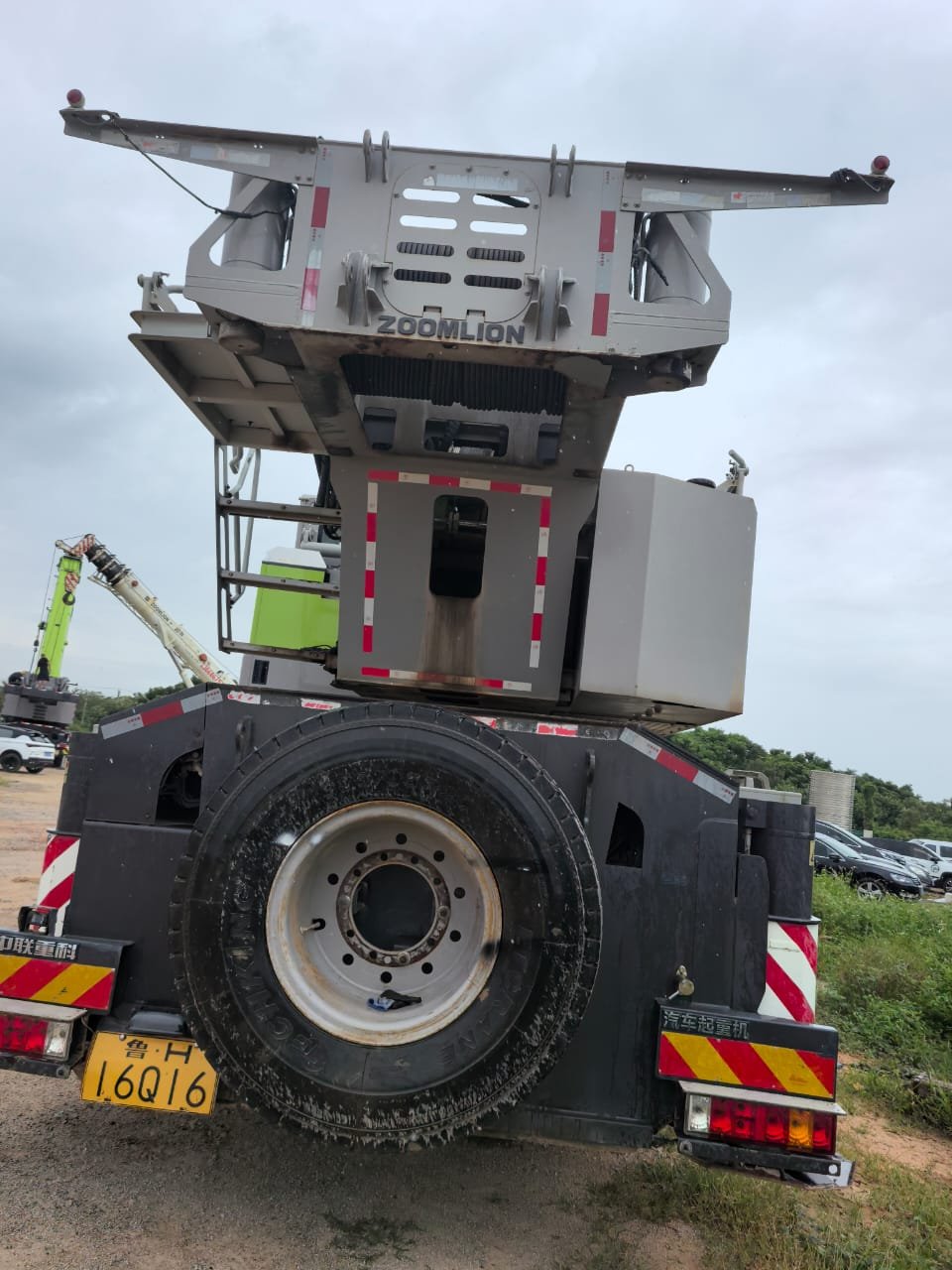 ONE UNIT ZOOMLION 200T TRUCK CRANE - Image 7