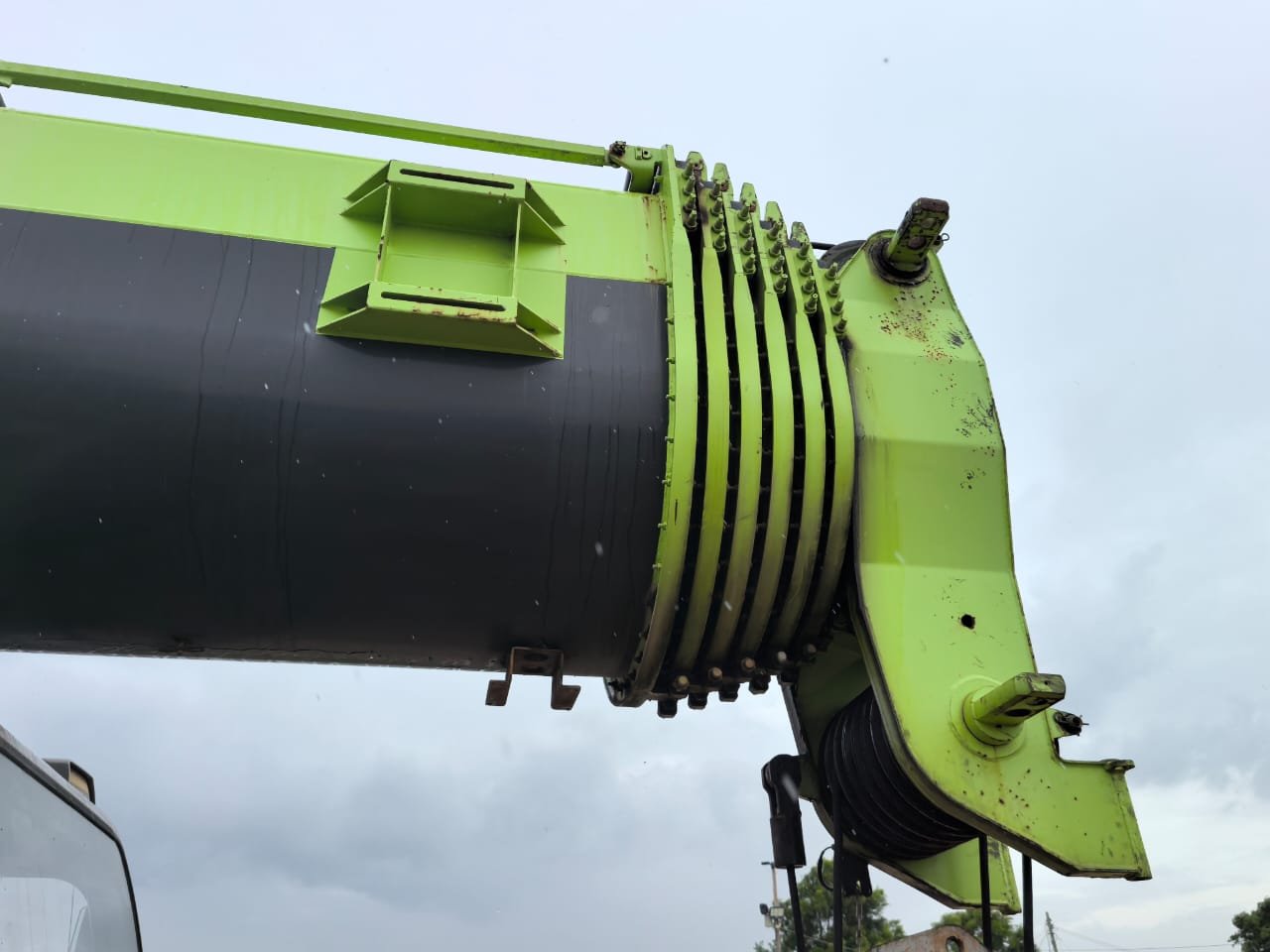 ONE UNIT ZOOMLION 200T TRUCK CRANE - Image 10