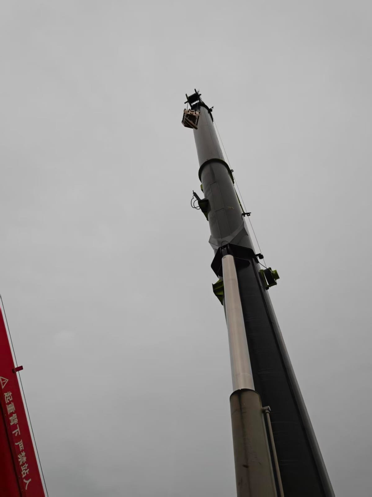 ONE UNIT ZOOMLION 200-TON TRUCK CRANE - Image 11