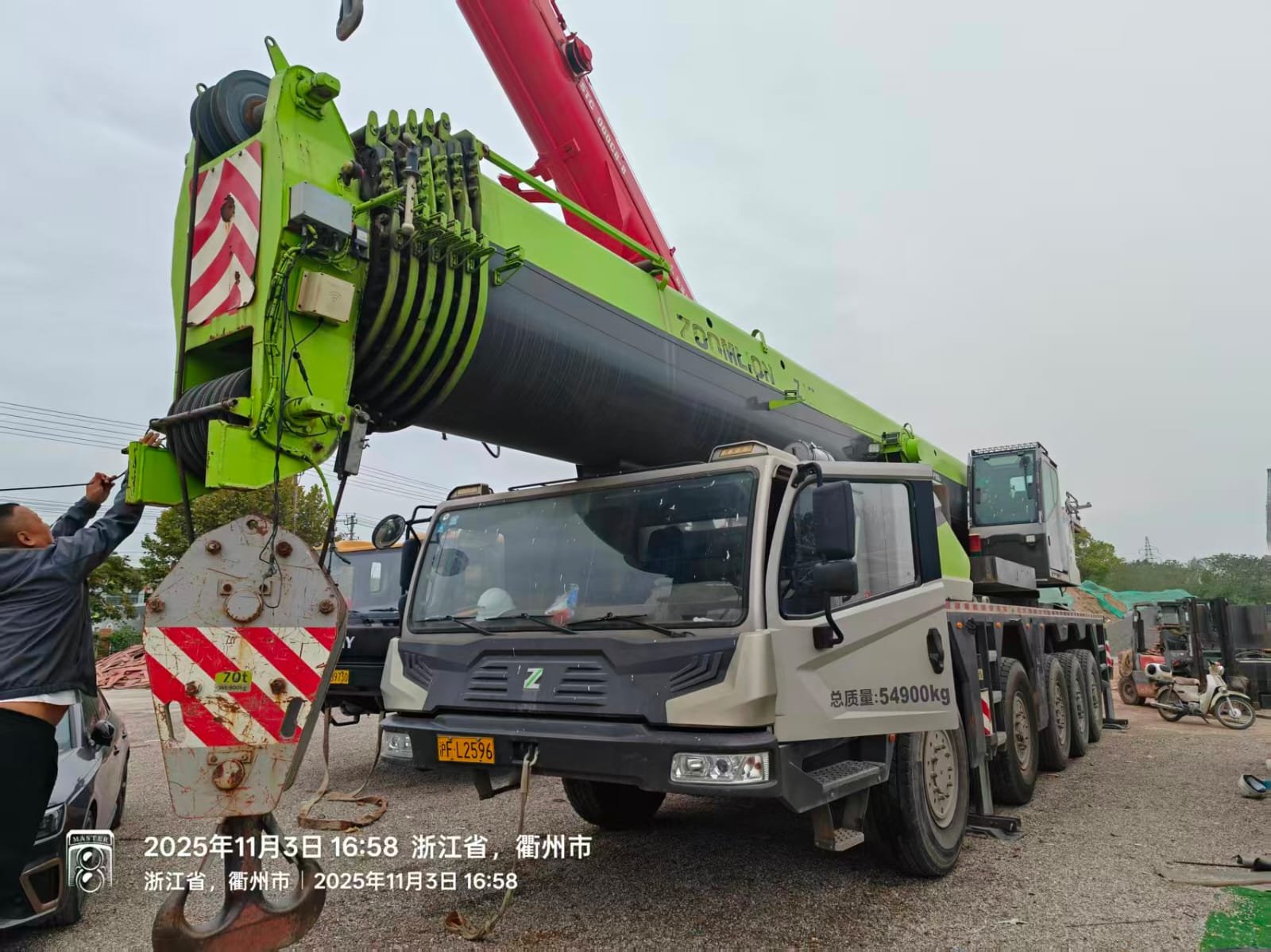 ONE UNIT ZOOMLION 200-TON TRUCK CRANE - Image 2