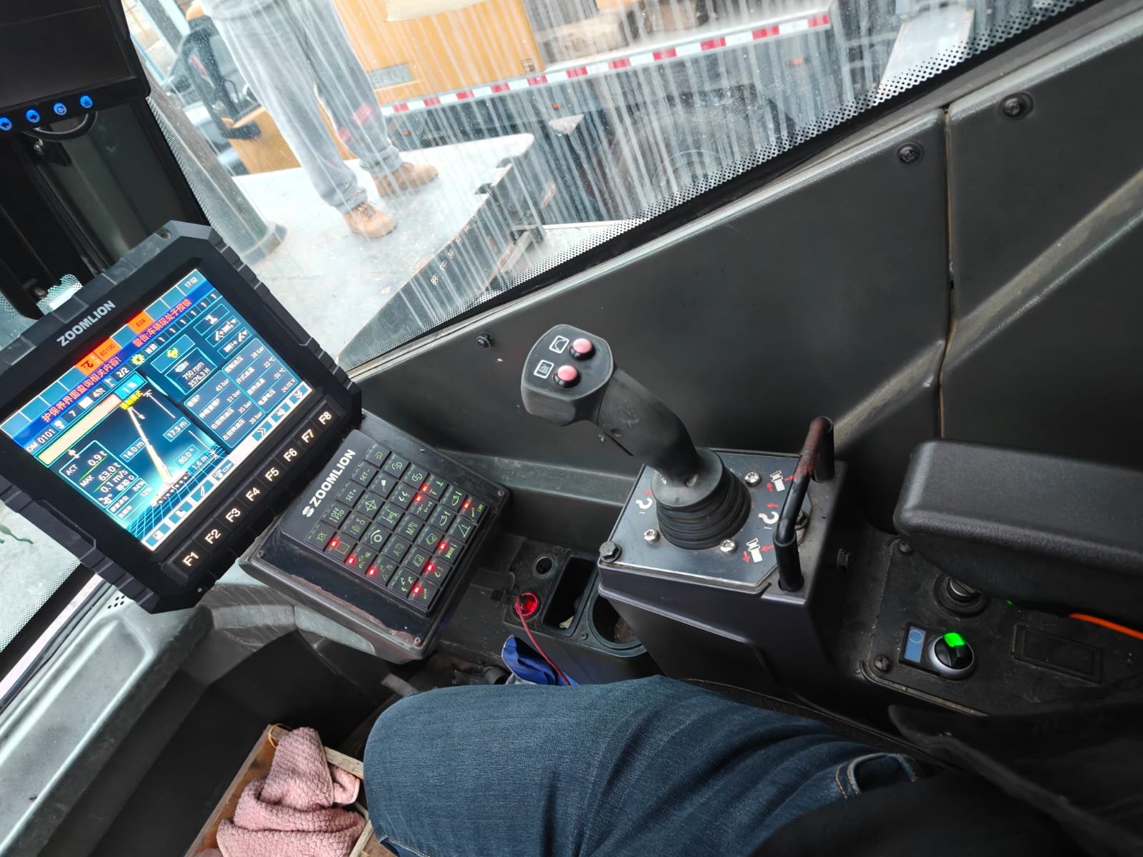 ONE UNIT ZOOMLION 200-TON TRUCK CRANE - Image 6