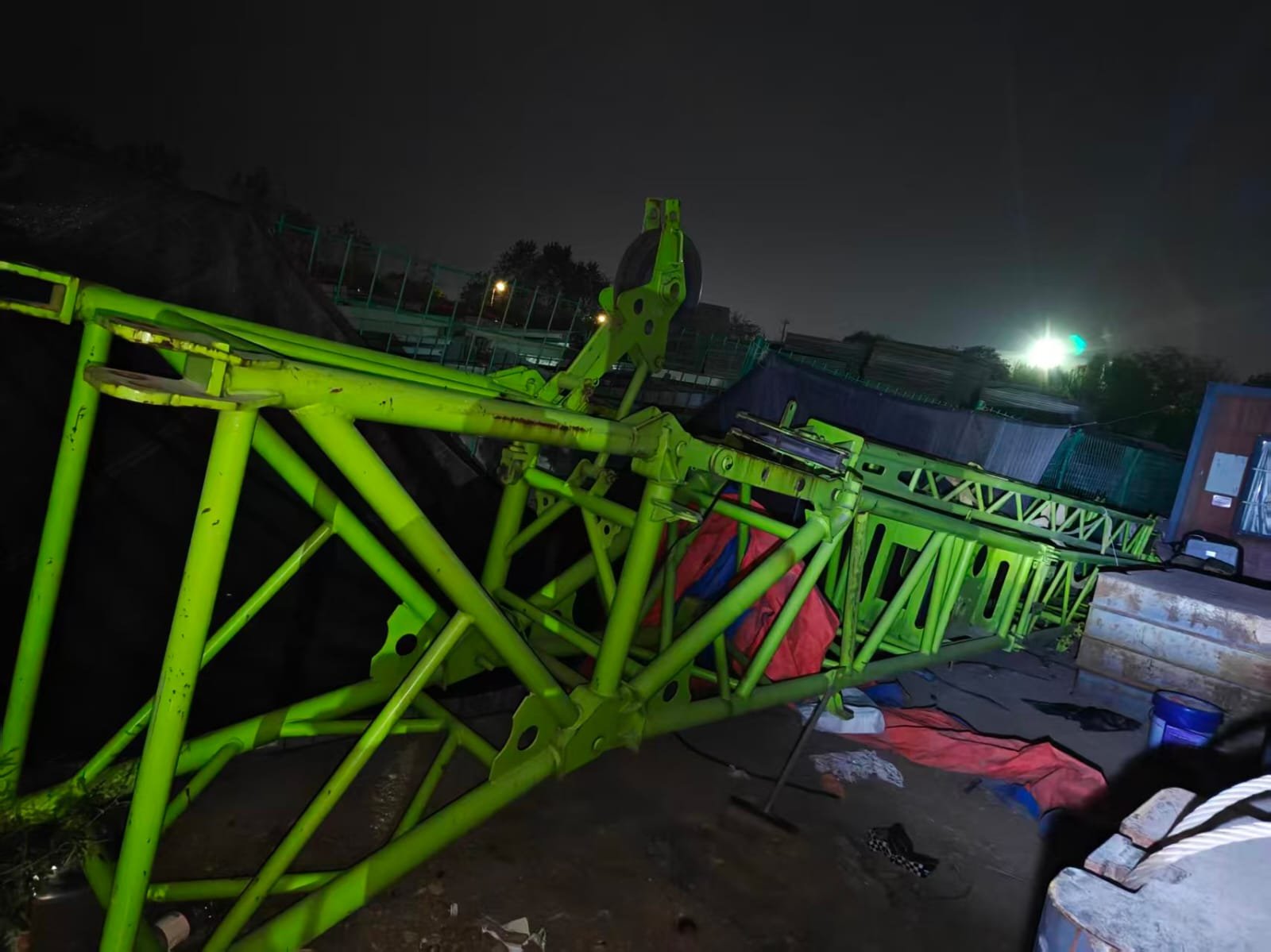 ONE UNIT ZOOMLION 200-TON TRUCK CRANE - Image 9