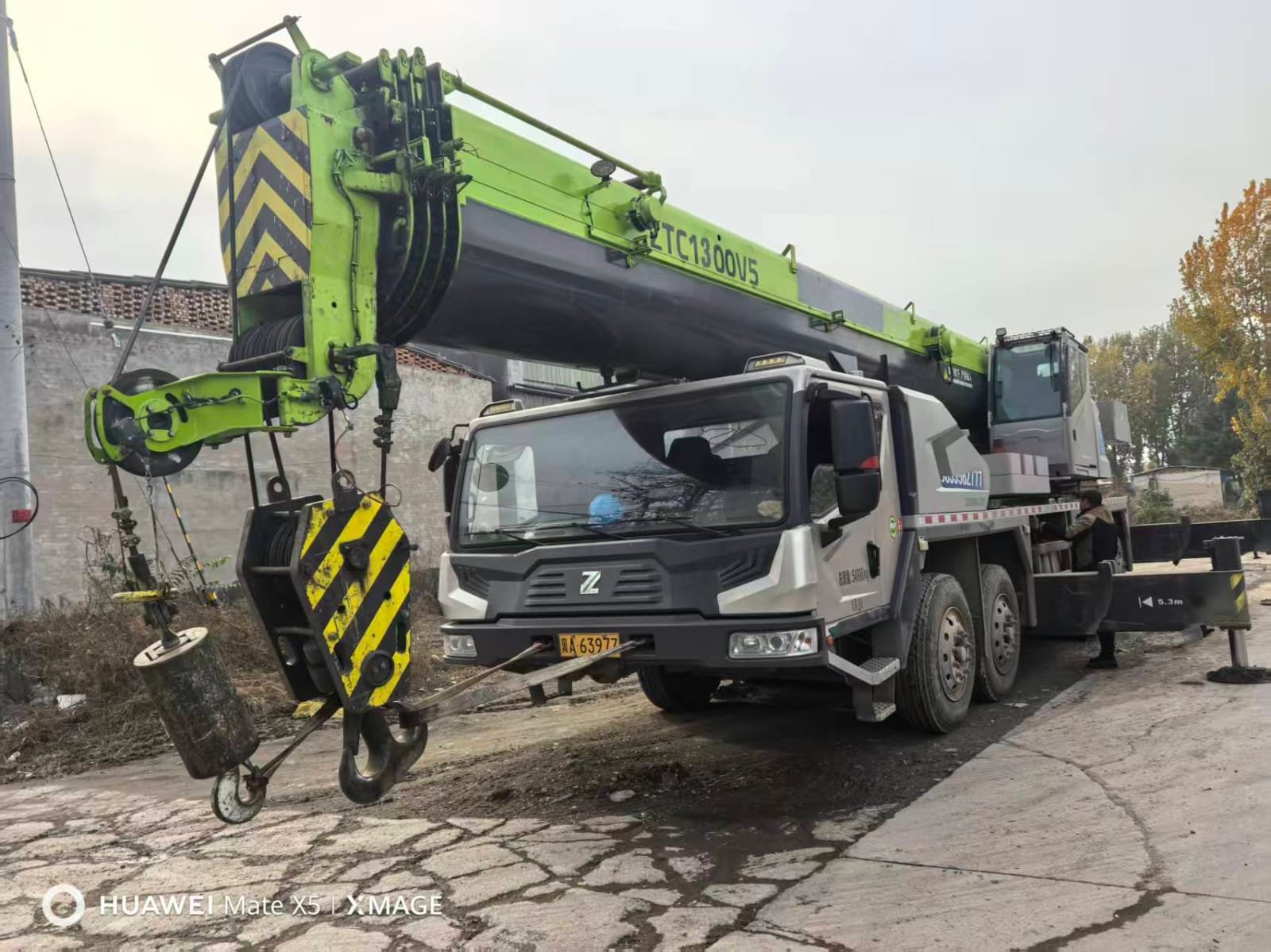 ONE UNIT ZOOMLION 110-TON TRUCK CRANE