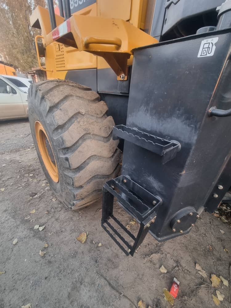 Wheel Loader - Image 5