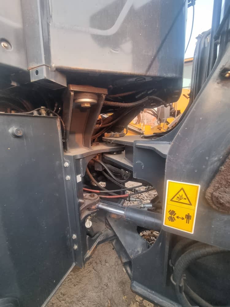 Wheel Loader - Image 8