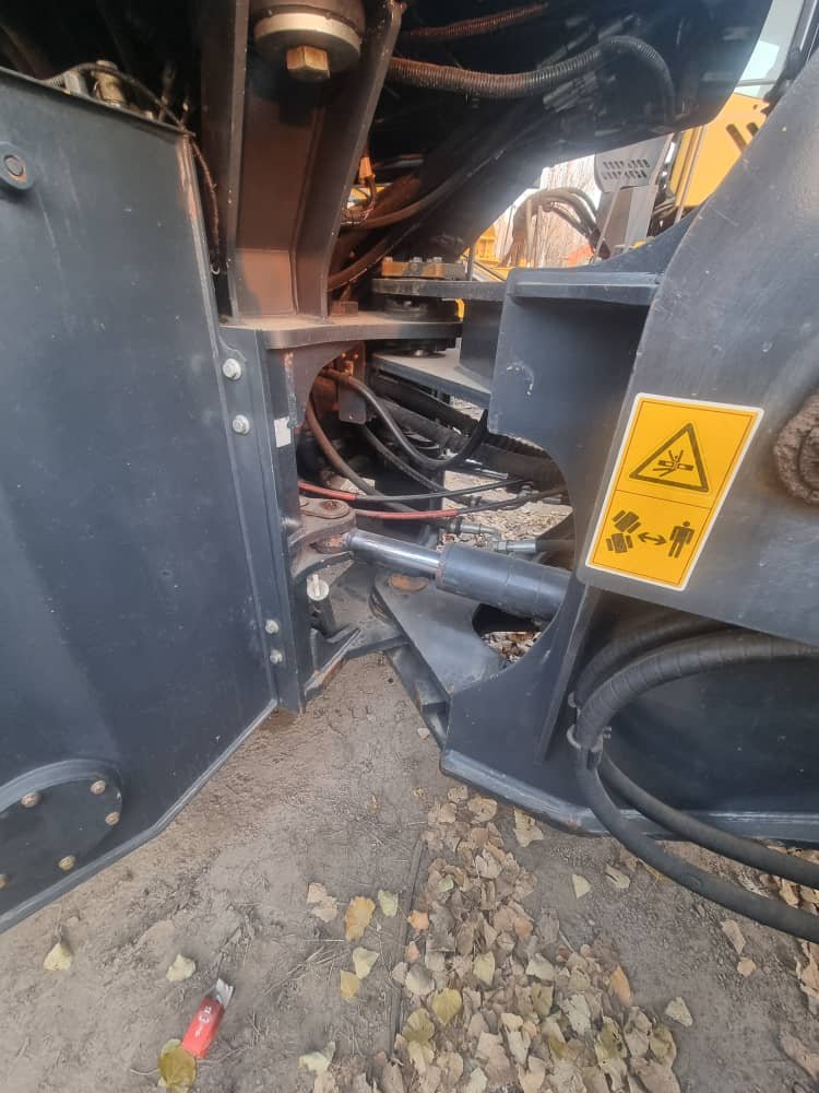 Wheel Loader - Image 10