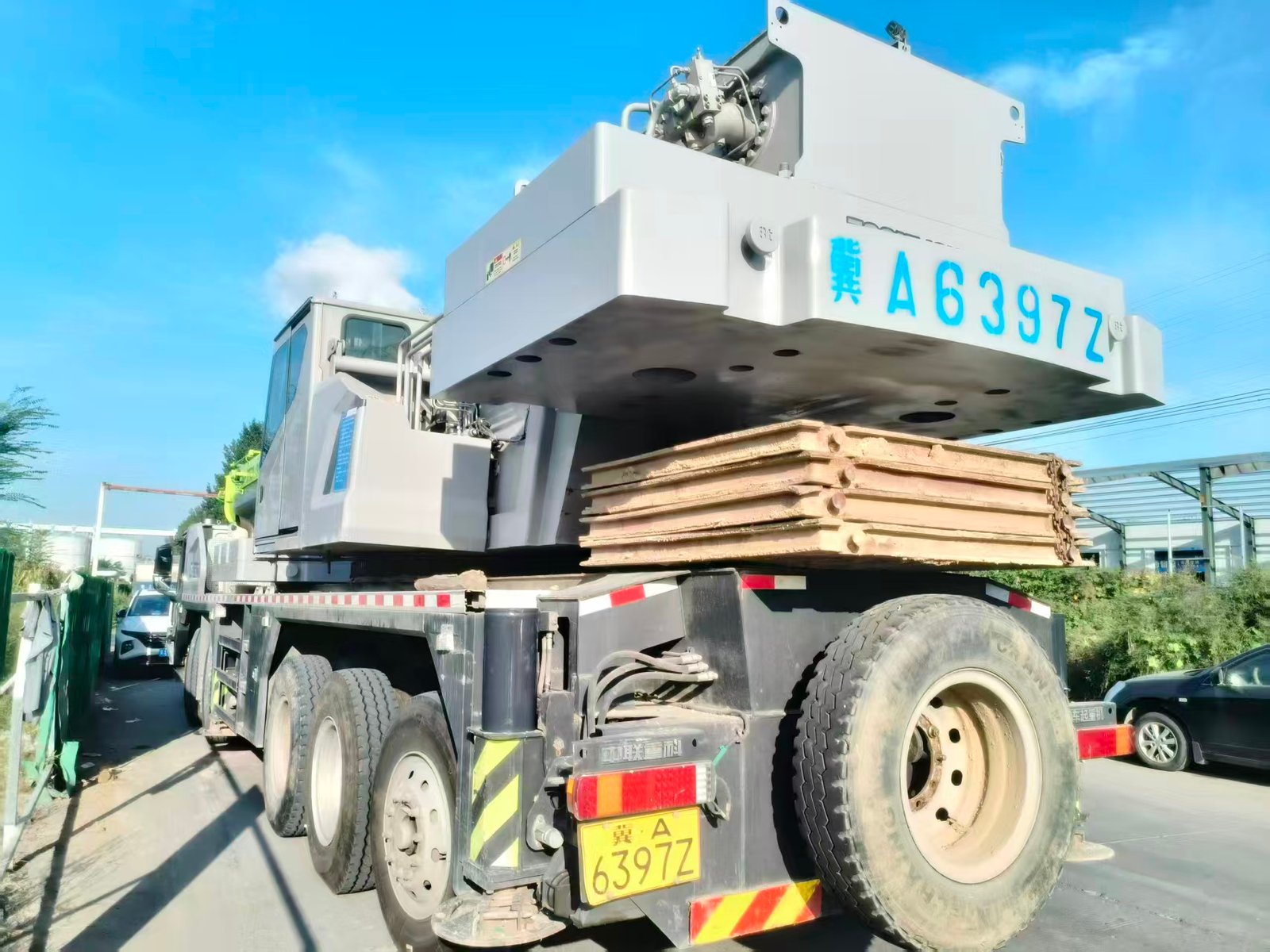 ONE UNIT ZOOMLION 100T TRUCK CRANE - Image 9