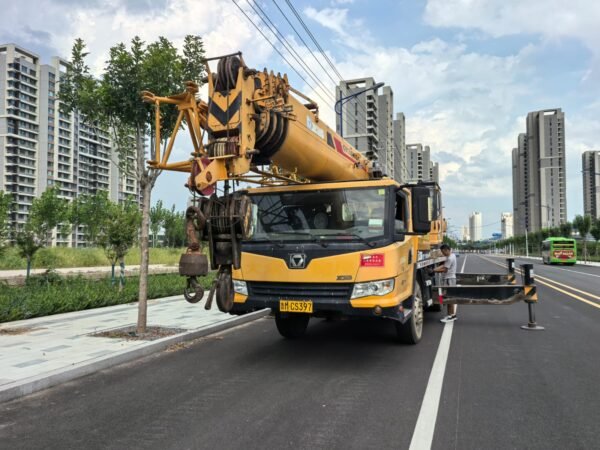 ONE UNIT XCMG 25T TRUCK CRANE