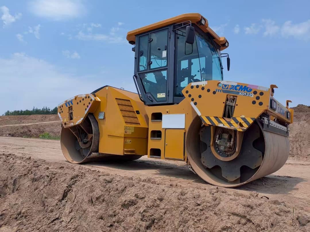 High-Performance Cummins 4.5 Tier III Engine with Smart Hydraulic and Operator-Centric Features - Image 3